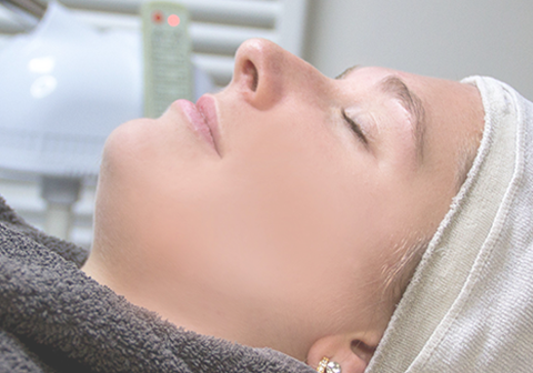 Verzorging en ontspanning in Salon M'iris in Rucphen. Vrouw ligt ontspannen op de behandelingstoel in Salon M'iris, terwijl zij een losse behandeling krijgt. Verzorging en ontspanning in Salon M'iris in Rucphen.