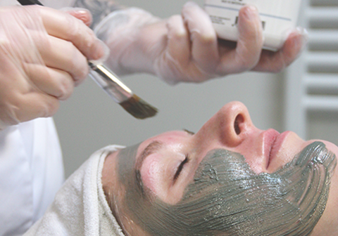 Verzorging en ontspanning in Salon M'iris in Rucphen. Vrouw ligt ontspannen op de behandelingstoel in Salon M'iris, terwijl zij een schoonheidsbehandeling krijgt. Verzorging en ontspanning in Salon M'iris in Rucphen.